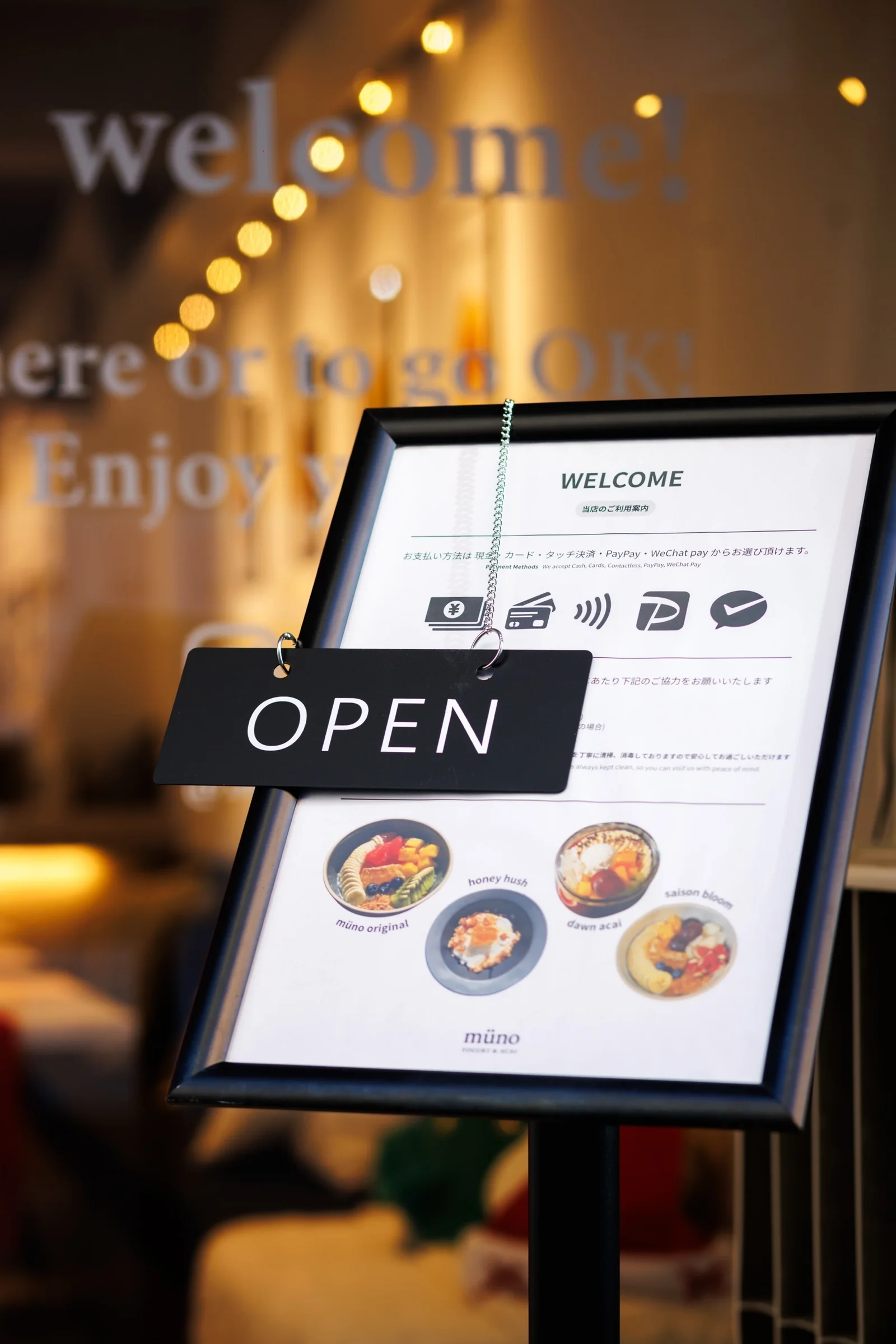 OPENサインとwelcomeのメッセージがあるmünoの店頭
