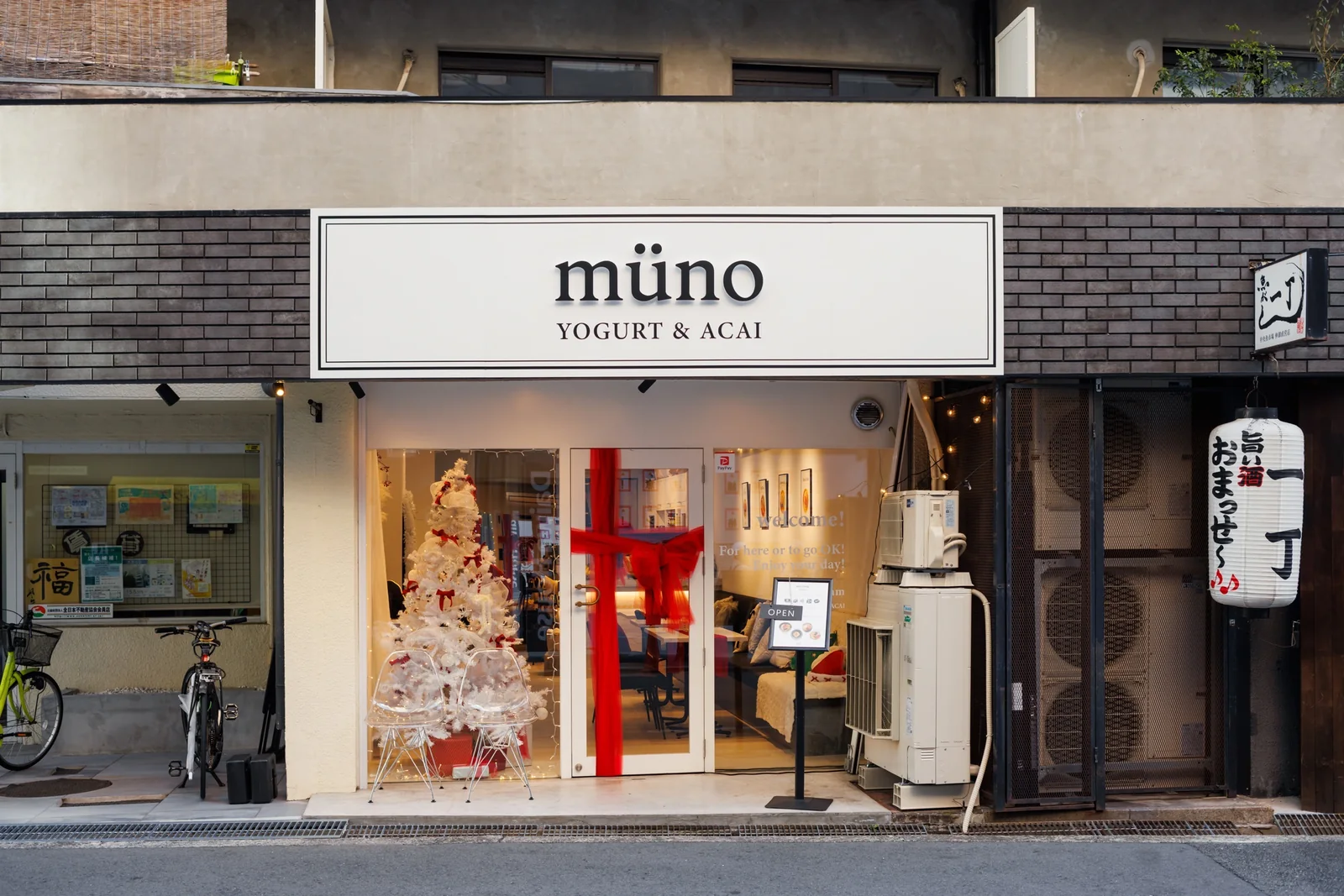 müno YOGURT & ACAIの白い看板と入口が見える店舗外観